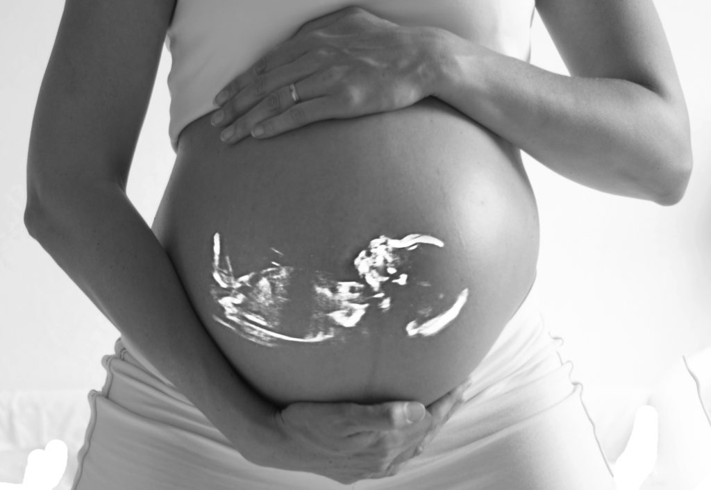 ventre de femme enceinte entour et blanc